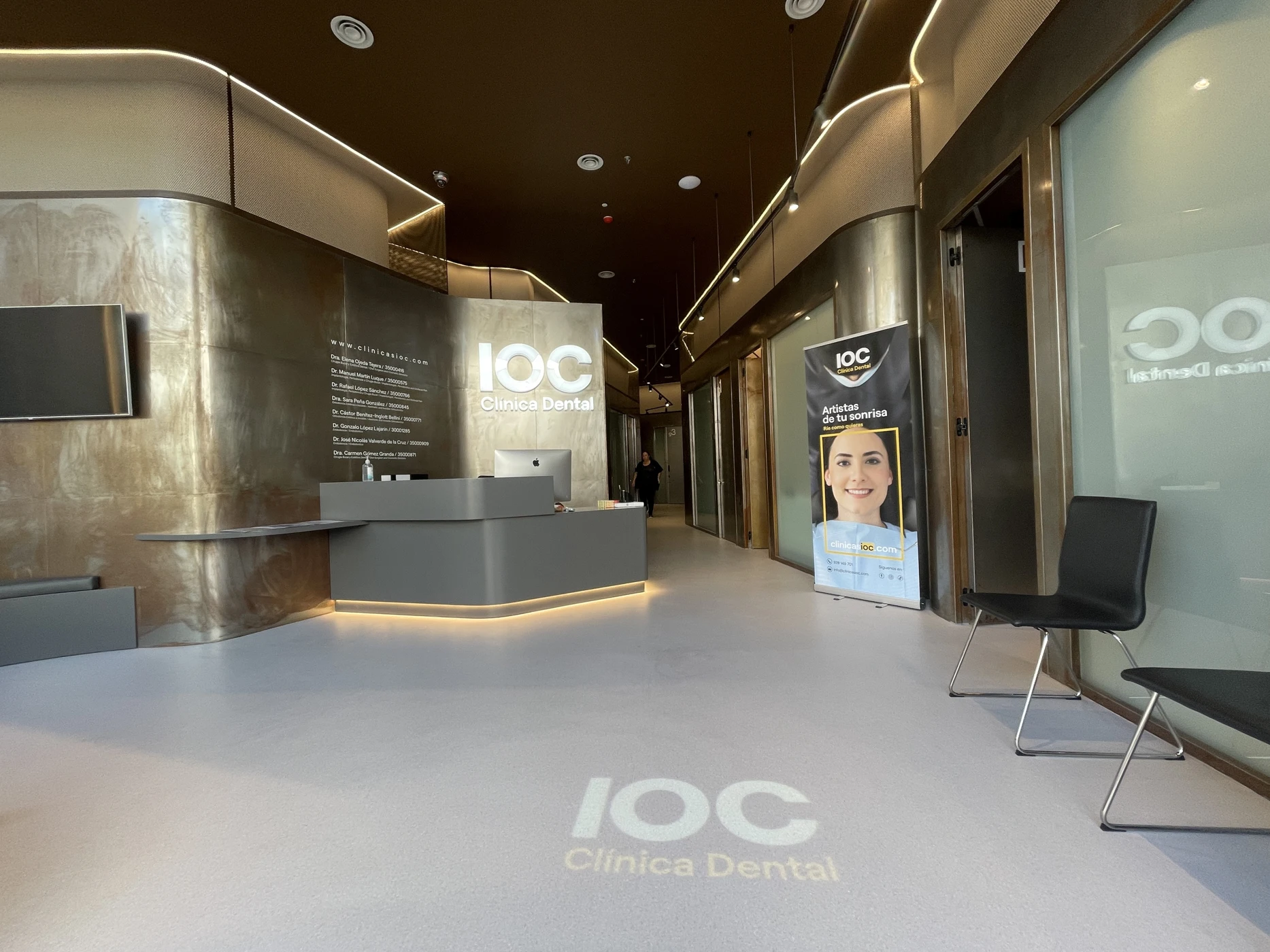 IOC Alisios dental clinic reception and brand signage